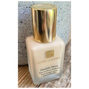 Estée Lauder • Double Wear Foundation • “Shell 1C0”